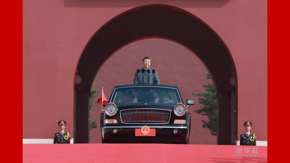 習(xí)近平乘檢閱車經(jīng)過金水橋駛上長安街