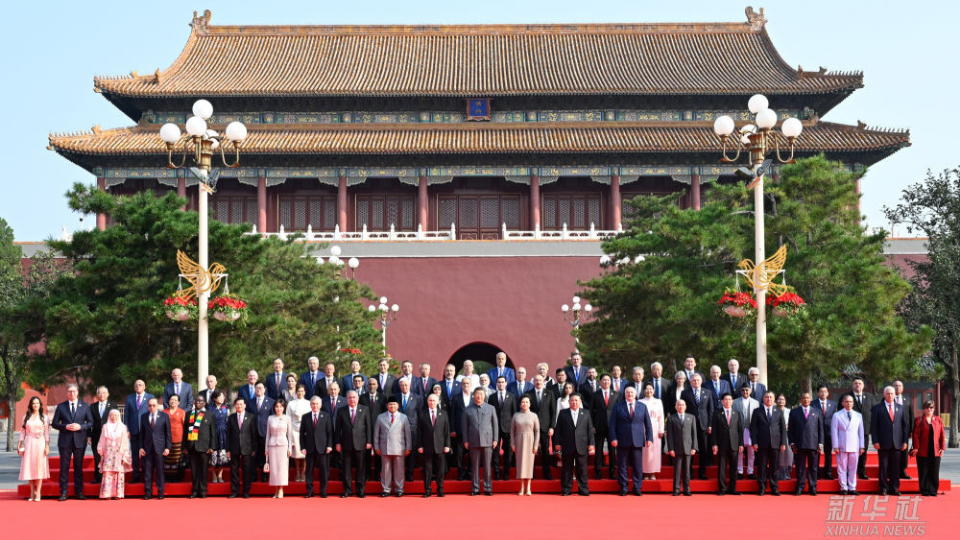 習(xí)近平和彭麗媛迎接外方代表團(tuán)團(tuán)長及其配偶
