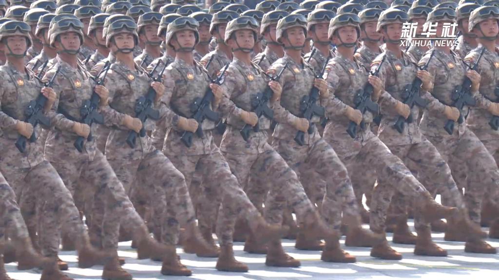 阅兵现场丨预备役部队方队：受阅队员覆盖工农商学兵等各行各业