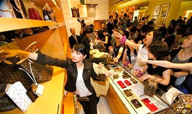 畸形奢侈品消費(fèi)觀(guān)折射社會(huì)問(wèn)題