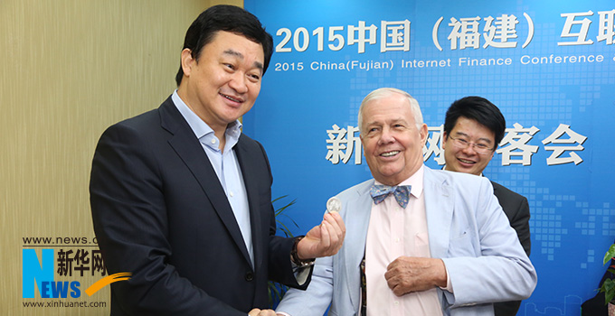 羅杰斯參加思客會，與新華網(wǎng)董事長、總裁田舒斌親切交談。