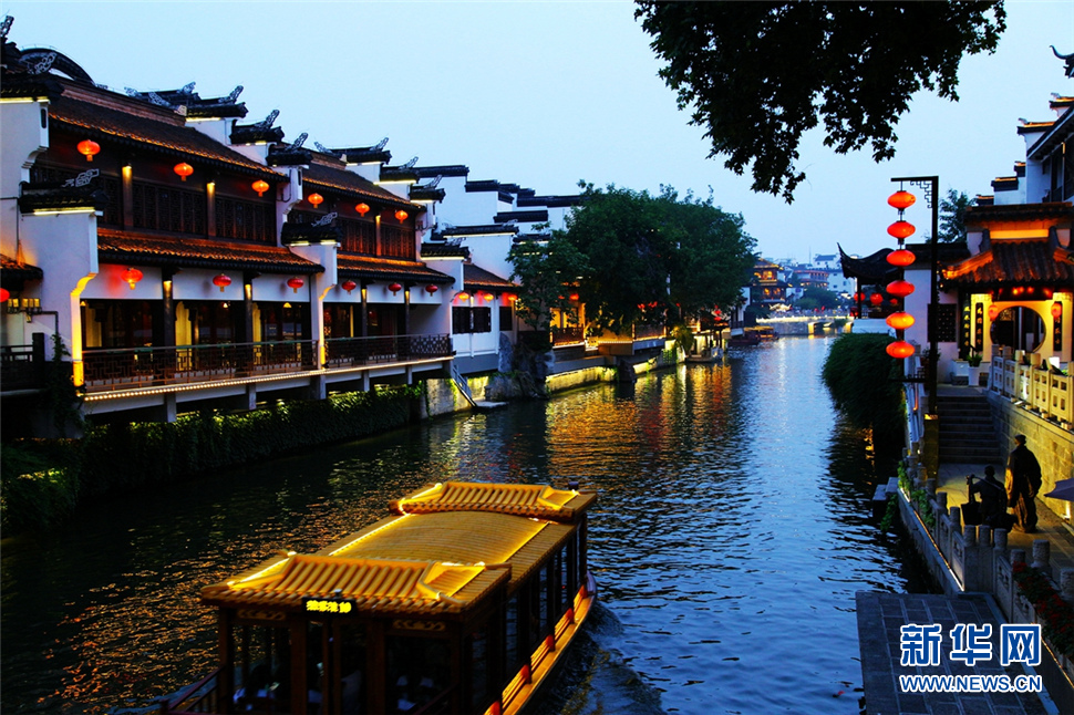 夜色秦淮河，璀璨醉人心