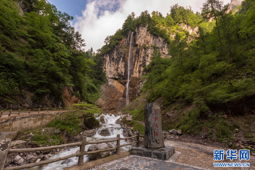 重崖森迥瀑飛先，鵝溝炎夏水風(fēng)涼