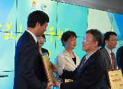 國家信訪局黨組成員、副局長李皋為獲獎者頒獎