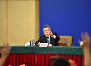 發(fā)布會(huì)主持人胡凱紅邀請記者提問