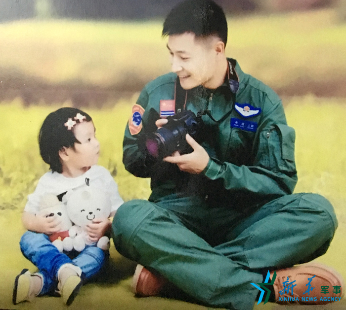 ↑資料圖片：被選為艦載戰(zhàn)斗機(jī)飛行員的張超與女兒合影。