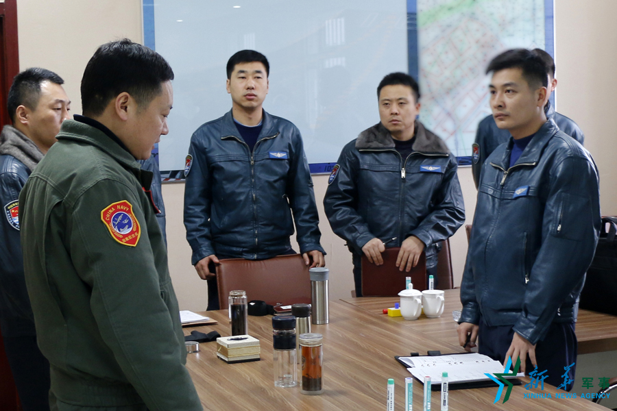 資料圖片：張超參加飛行后講評。