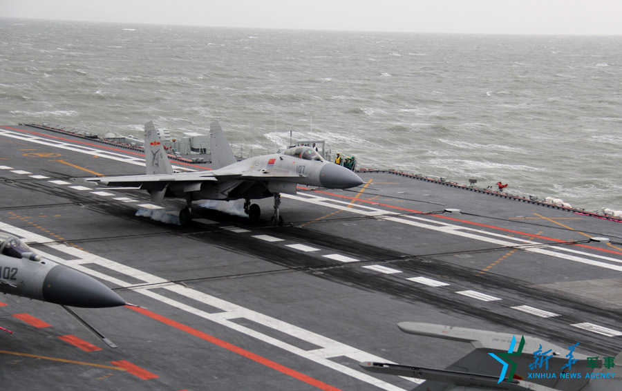 ↑資料圖片：艦載戰(zhàn)斗機(jī)下落著艦瞬間。