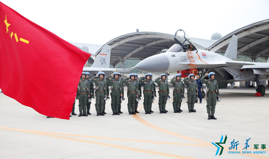 ↑軍旗招展，航空驕子對(duì)藍(lán)天宣誓。