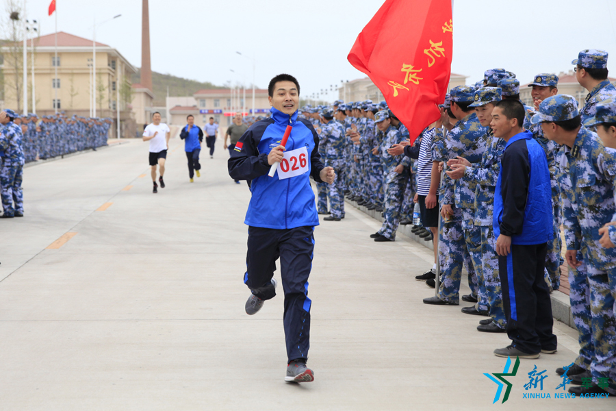 ↑資料圖片：深藍薪火杯長跑接力賽，張超跑最后一棒到達終點。