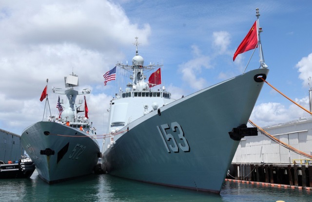 停泊珍珠港碼頭的中國海軍艦艇編隊導彈驅逐艦西安艦（右）和導彈護衛(wèi)艦衡水艦。