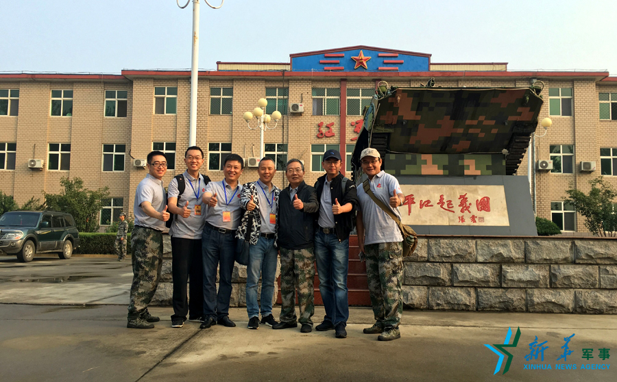 ↑“我們的長征在路上”網(wǎng)絡(luò)名人在“平江起義團(tuán)”，為這支成為中國陸軍第一支信息化部隊點贊。