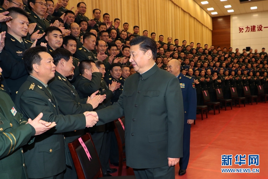 1月23日，習(xí)近平專程來(lái)到陸軍第65集團(tuán)軍，深入基層連隊(duì)，看望慰問(wèn)官兵，代表黨中央和中央軍委，向全軍指戰(zhàn)員、武警部隊(duì)官兵、民兵預(yù)備役人員致以誠(chéng)摯問(wèn)候和新春祝福。這是習(xí)近平親切接見駐張家口部隊(duì)師以上領(lǐng)導(dǎo)干部和團(tuán)級(jí)單位主官。新華社記者李剛攝