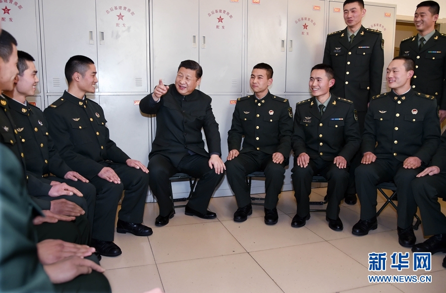 1月23日，習(xí)近平專程來(lái)到陸軍第65集團(tuán)軍，深入基層連隊(duì)，看望慰問(wèn)官兵，代表黨中央和中央軍委，向全軍指戰(zhàn)員、武警部隊(duì)官兵、民兵預(yù)備役人員致以誠(chéng)摯問(wèn)候和新春祝福。這是習(xí)近平在該集團(tuán)軍“大功三連”同官兵親切交談。新華社記者李剛攝