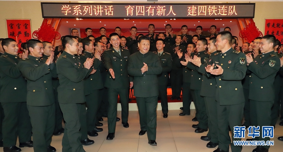 1月23日，習(xí)近平專程來(lái)到陸軍第65集團(tuán)軍，深入基層連隊(duì)，看望慰問(wèn)官兵，代表黨中央和中央軍委，向全軍指戰(zhàn)員、武警部隊(duì)官兵、民兵預(yù)備役人員致以誠(chéng)摯問(wèn)候和新春祝福。這是習(xí)近平在該集團(tuán)軍“大功三連”同官兵在一起。新華社記者李剛攝