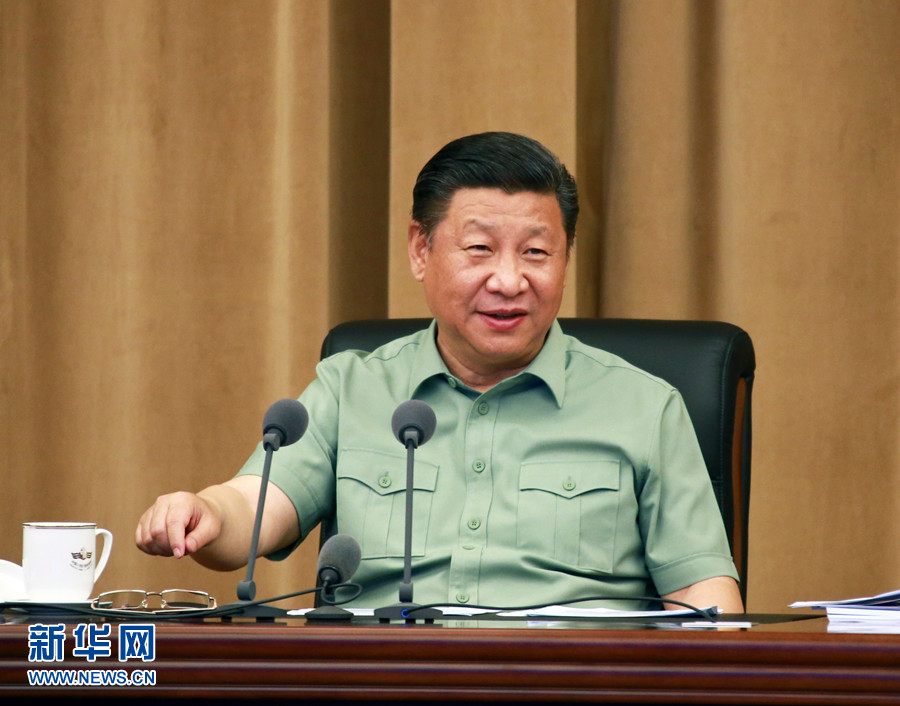 5月24日，中共中央總書記、國家主席、中央軍委主席習(xí)近平視察海軍機(jī)關(guān)，親切接見海軍第十二次黨代會全體代表和海軍機(jī)關(guān)正師職以上領(lǐng)導(dǎo)干部。這是習(xí)近平聽取海軍工作匯報后發(fā)表重要講話。 新華社記者 查春明 攝 
