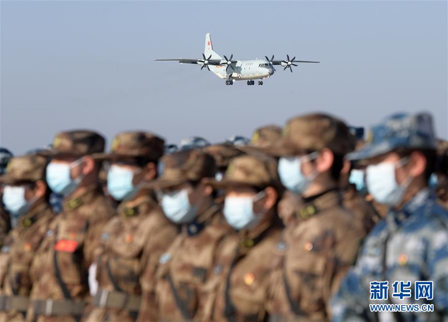 （聚焦疫情防控·圖文互動）（1）空軍第四次向武漢大規(guī)?？者\醫(yī)療隊員和物資