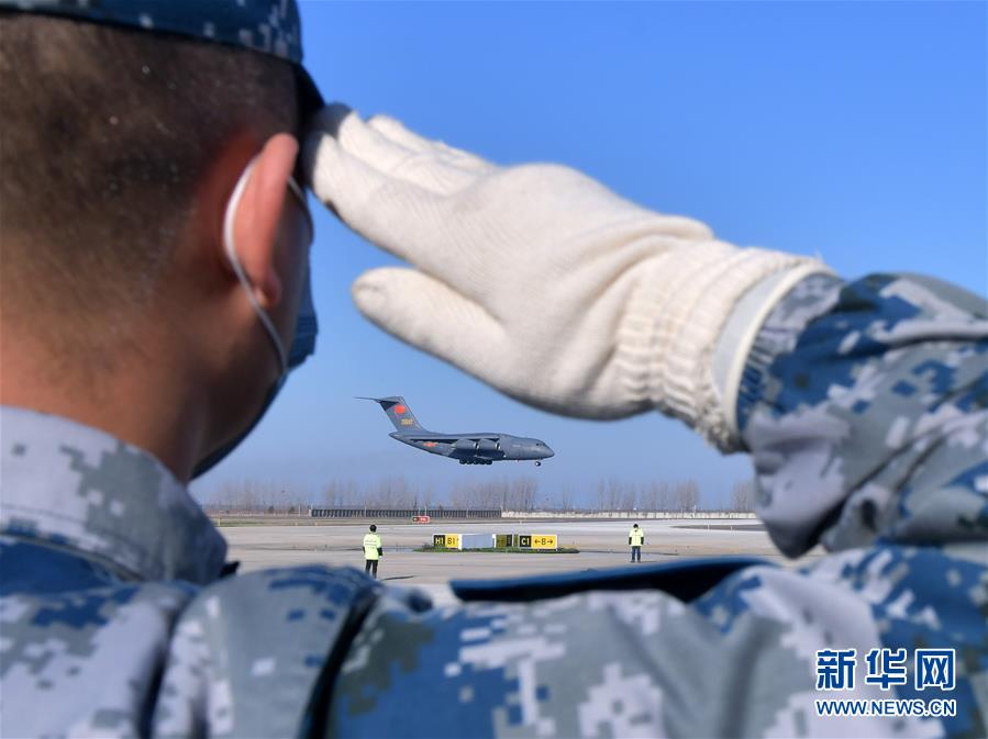 （聚焦疫情防控·圖文互動）（3）空軍第四次向武漢大規(guī)?？者\醫(yī)療隊員和物資