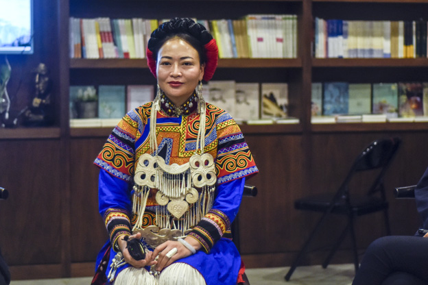 阿牛阿呷：對彝族姑娘來說，胎教就是彝族的刺繡文化，但是當(dāng)我們走出來，我們覺得我們對其他支系的服飾知識了解太少了，需要學(xué)習(xí)的很多，所以開辦了這個(gè)專業(yè)。