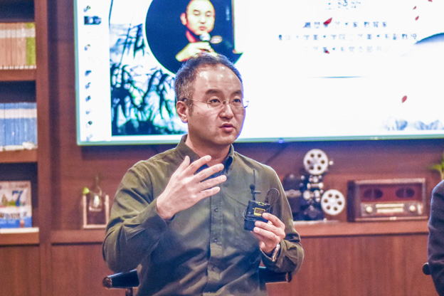 王曉昕：語言問題其實(shí)是非遺傳承所面臨的一個(gè)普遍問題。非遺傳承人可能有很好的技藝，但是因?yàn)檎Z言問題沒有辦法與外面的人交流，就失去了傳承的機(jī)會。