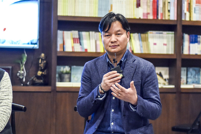 丁大為：烏銅走銀有三百年的歷史了，是云南地區(qū)獨有的技藝。這門技藝入門大概需要3年，學成需要20年。用語言去表達它其實是很難的。