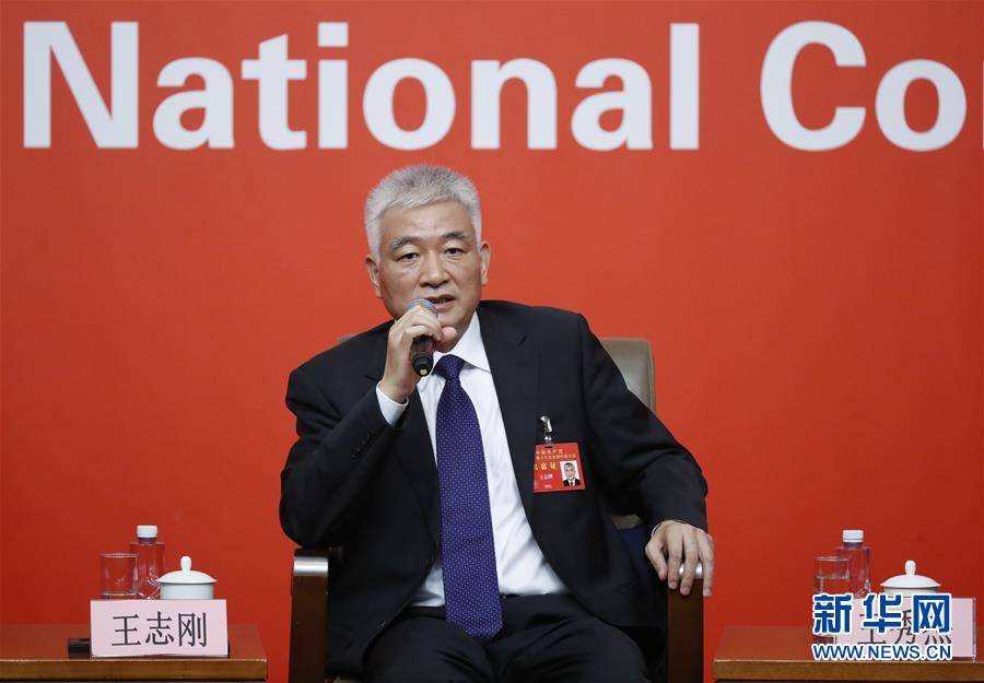 （十九大）（8）十九大新聞中心舉行&ldquo;實(shí)施創(chuàng)新驅(qū)動(dòng)發(fā)展戰(zhàn)略&rdquo;集體采訪