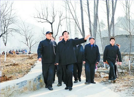 11月27日，省委書記、省人大常委會(huì)主任張慶黎到加強(qiáng)基層建設(shè)年活動(dòng)聯(lián)系點(diǎn)淶水縣悟空寺村看望慰問(wèn)村民，向當(dāng)?shù)馗刹咳罕娦v黨的十八大精神。這是張慶黎在悟空寺村詳細(xì)了解村容村貌的建設(shè)情況。郭昭 攝