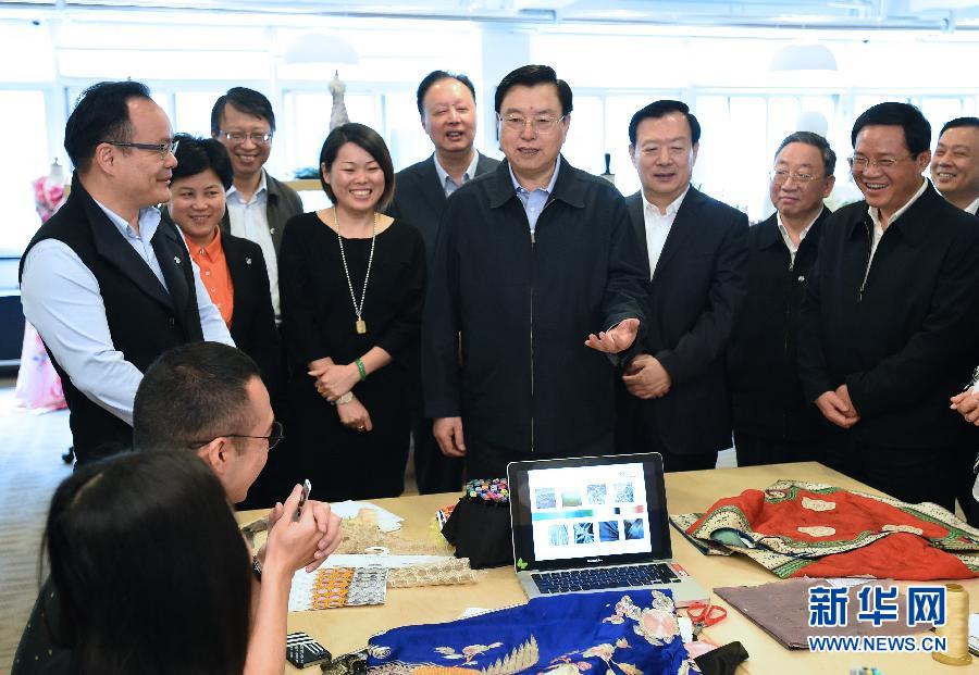 5月8日至11日，中共中央政治局常委、全國(guó)人大常委會(huì)委員長(zhǎng)張德江在浙江調(diào)研。這是5月9日，張德江來到位于嘉興市的雅瑩服裝有限公司，了解公司的服裝設(shè)計(jì)、生產(chǎn)和銷售情況。新華社記者 馬占成 攝 