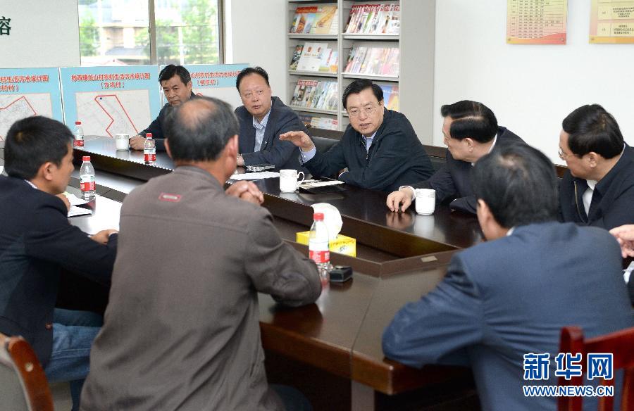 這是5月9日，張德江到湖州市妙西鎮(zhèn)調(diào)研，與基層人大代表座談。新華社記者 馬占成 攝 