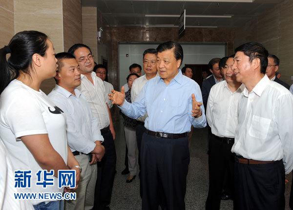 這是7月18日，劉云山在青海省政府行政服務(wù)和公共資源交易中心調(diào)研。新華社記者 饒愛民 攝