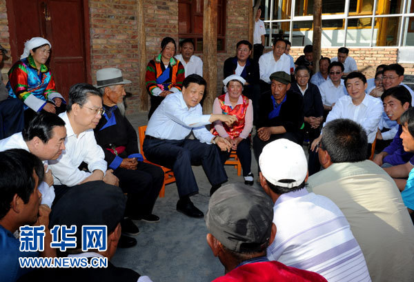這是7月17日，劉云山在海東市互助土族自治縣東山鄉(xiāng)白牙合村同基層干部群眾座談。新華社記者 饒愛民 攝 