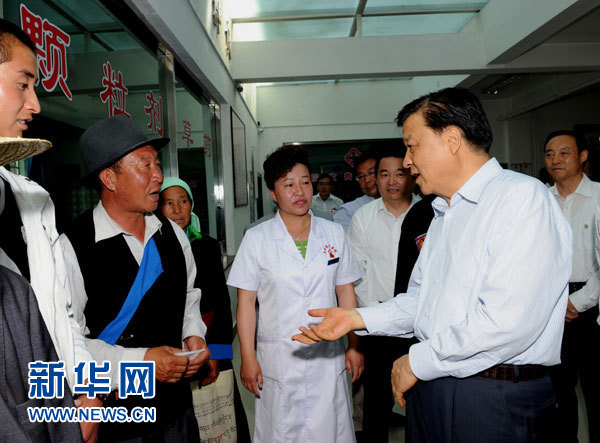 這是7月17日，劉云山在海東市互助土族自治縣中醫(yī)院調(diào)研。新華社記者 饒愛民 攝
