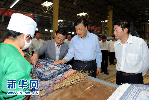 這是7月18日，劉云山在青海藏羊地毯集團(tuán)有限公司調(diào)研。新華社記者 饒愛民 攝