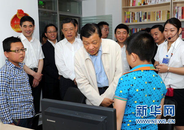 7月17日至19日，中共中央政治局常委、中央書記處書記劉云山在青海調(diào)研。這是7月18日，劉云山在西寧市南山西社區(qū)調(diào)研。 新華社記者饒愛民 攝