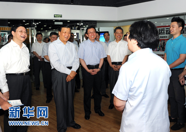 這是7月22日，劉云山在上海市靜安區(qū)就樓宇黨建工作進(jìn)行調(diào)研。新華社記者 饒愛民 攝 