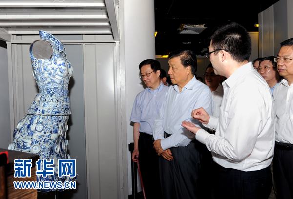 這是7月22日，劉云山在上海國家對(duì)外文化貿(mào)易基地調(diào)研。新華社記者 饒愛民 攝 