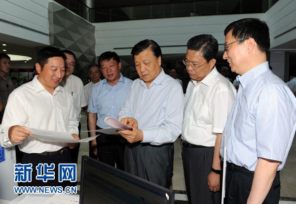  7月22日至23日，中共中央政治局常委、中央書記處書記劉云山在上海調(diào)研。這是7月22日，劉云山在中國（上海）自貿(mào)試驗(yàn)區(qū)外高橋綜合服務(wù)大廳調(diào)研。新華社記者 饒愛民 攝 