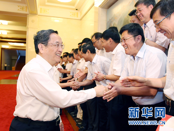 會(huì)前，俞正聲、張高麗接見援藏干部代表，向參加對(duì)口支援西藏工作的各地區(qū)各部門各單位和廣大援藏干部表示誠(chéng)摯問候。新華社記者 姚大偉 攝