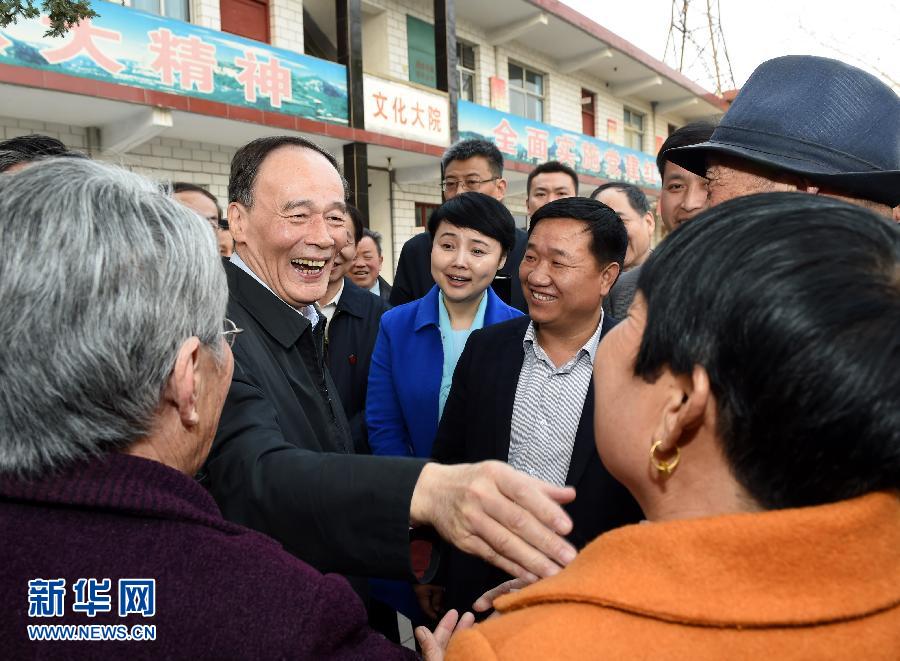 3月27日至28日，中共中央政治局常委、中央紀委書記王岐山到河南省調(diào)研，并主持召開座談會。這是3月27日王岐山在河南林州姚村鎮(zhèn)馮家口村同村民親切交談。 新華社記者 饒愛民 攝