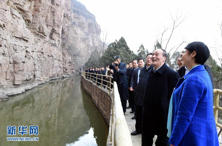 3月27日至28日，中共中央政治局常委、中央紀委書記王岐山到河南省調(diào)研，并主持召開座談會。這是3月27日王岐山專程來到林州紅旗渠紀念館，參觀青年洞。 新華社記者 饒愛民 攝
