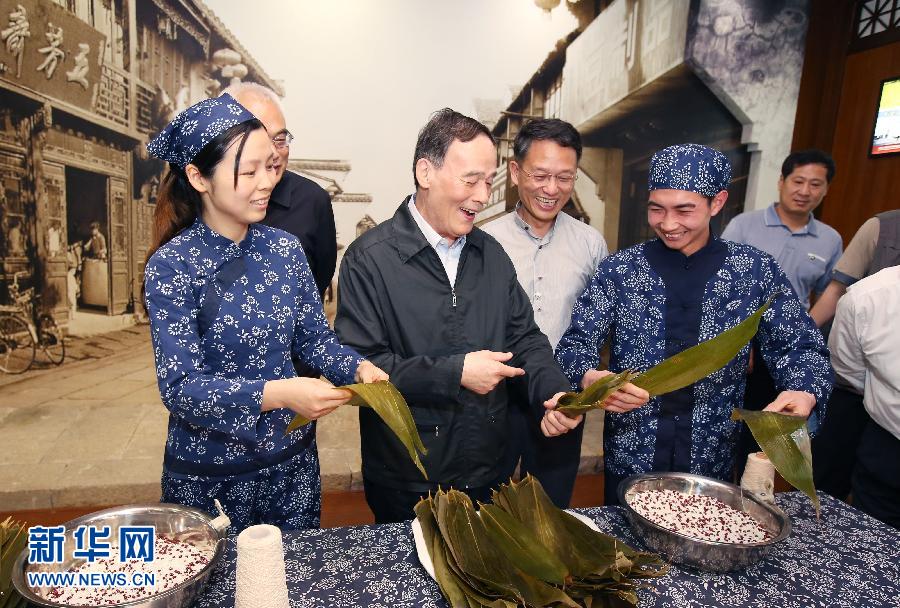 5月8日至10日，中共中央政治局常委、中央紀(jì)委書(shū)記王岐山到浙江省調(diào)研，并主持召開(kāi)部分省區(qū)市紀(jì)委書(shū)記座談會(huì)。這是5月8日，王岐山在嘉興五芳齋實(shí)業(yè)股份有限公司考察。新華社記者 姚大偉 攝 