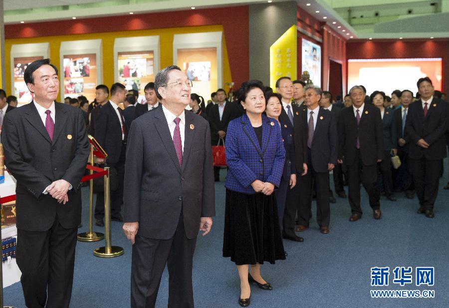 9月7日，中共中央政治局常委、全國政協(xié)主席、中央代表團(tuán)團(tuán)長俞正聲率代表團(tuán)全體成員來到拉薩西藏會(huì)展中心，出席《圓夢(mèng)中國西藏華章——西藏自治區(qū)成立50年成就展》開幕式并參觀展覽。 新華社記者 黃敬文 攝 