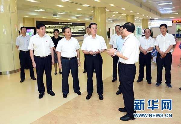 9月16日至18日，中共中央政治局常委、國務院副總理張高麗在廣西調研。這是9月17日，張高麗在南寧市公共資源交易中心對外服務大廳了解自治區(qū)簡政放權有關工作。 新華社記者張鐸攝