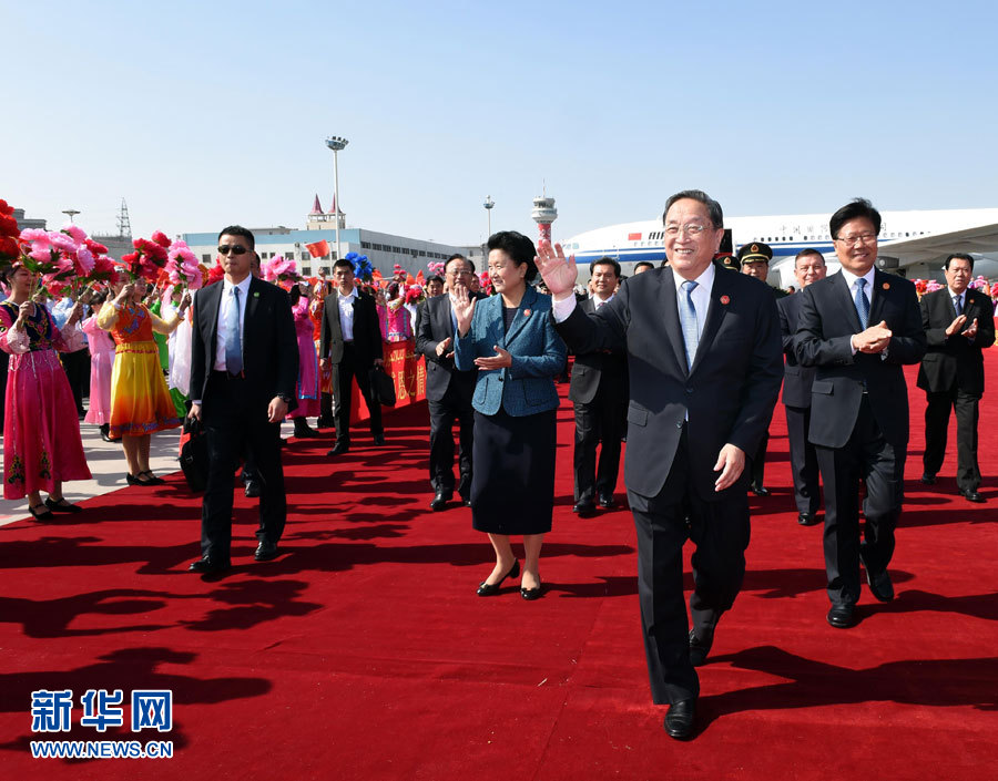  9月25日，以中共中央政治局常委、全國(guó)政協(xié)主席俞正聲為團(tuán)長(zhǎng)的中央代表團(tuán)飛抵烏魯木齊，出席新疆維吾爾自治區(qū)成立60周年慶祝活動(dòng)。新華社記者 饒愛(ài)民 攝