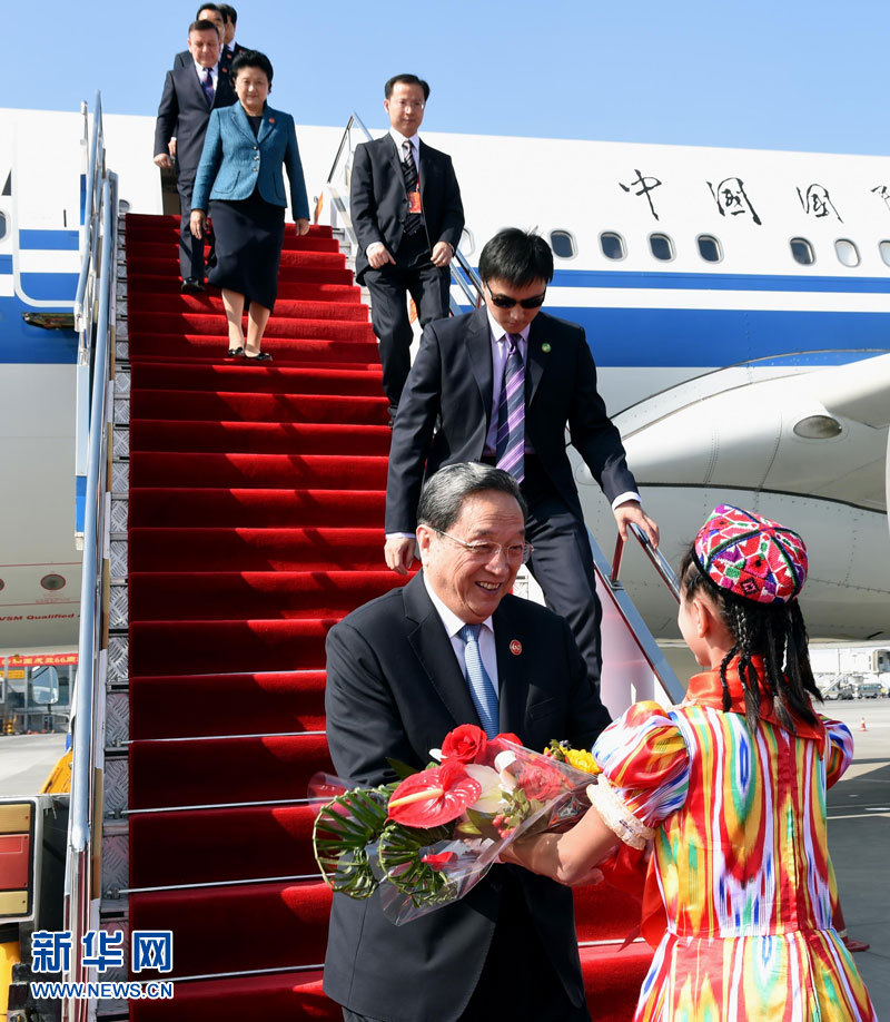 9月25日，以中共中央政治局常委、全國(guó)政協(xié)主席俞正聲為團(tuán)長(zhǎng)的中央代表團(tuán)飛抵烏魯木齊，出席新疆維吾爾自治區(qū)成立60周年慶?；顒?dòng)。新華社記者 饒愛(ài)民 攝