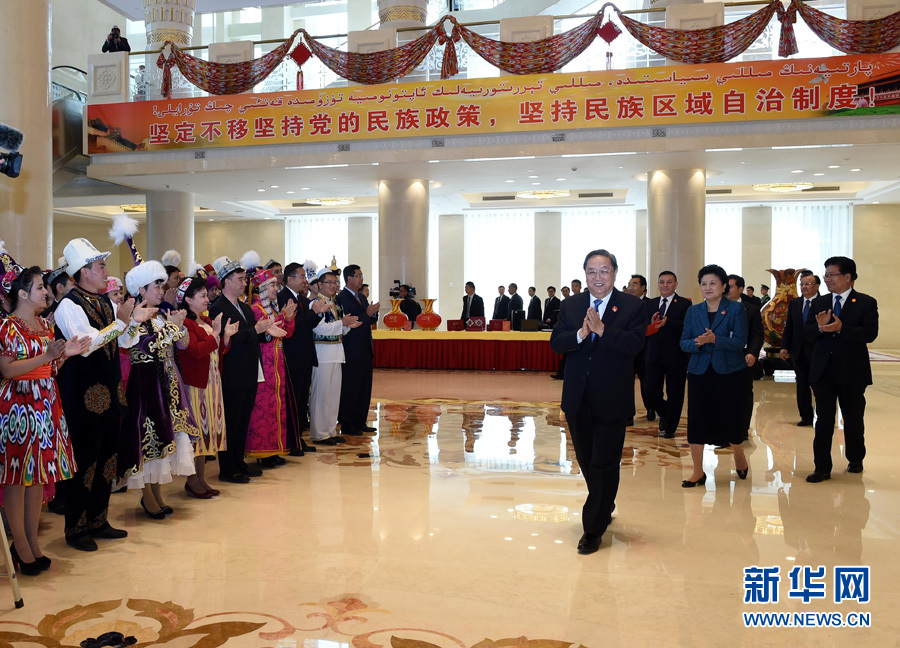 9月25日，中共中央政治局常委、全國政協(xié)主席、中央代表團團長俞正聲率中央代表團出席向新疆維吾爾自治區(qū)贈送紀念品儀式。 新華社記者饒愛民 攝 