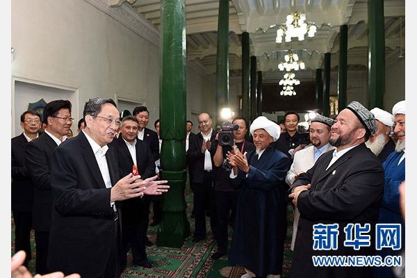 9月26日，中共中央政治局常委、全國政協(xié)主席、中央代表團(tuán)團(tuán)長俞正聲率中央代表團(tuán)部分成員赴喀什看望各族干部群眾。這是俞正聲等來到喀什市艾提尕爾清真寺，與喀什地區(qū)宗教人士代表交流。新華社記者 饒愛民 攝  