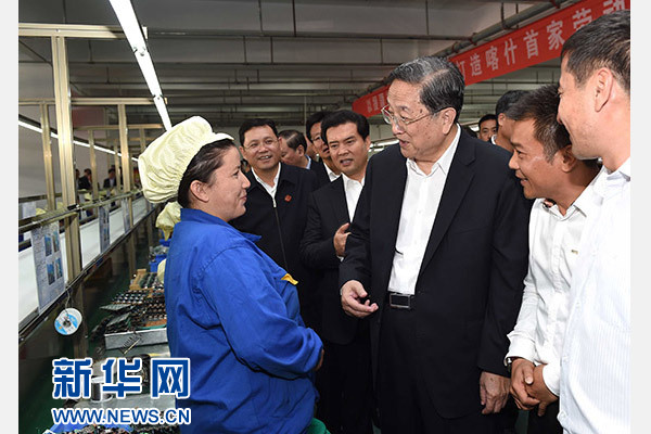 這是俞正聲等在喀什經(jīng)濟(jì)開發(fā)區(qū)深圳產(chǎn)業(yè)園視察電子產(chǎn)品生產(chǎn)線，并與現(xiàn)場工人親切交流。新華社記者 饒愛民 攝