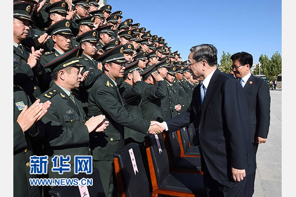 這是俞正聲等赴南疆軍區(qū)慰問，會見官兵代表。新華社記者 饒愛民 攝
