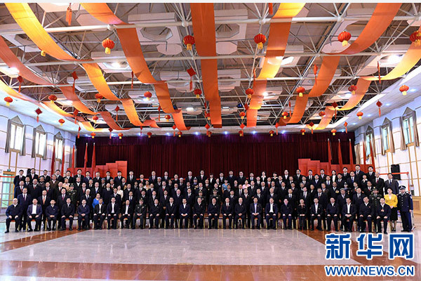 這是俞正聲同喀什地區(qū)有關(guān)負(fù)責(zé)同志、各界人士代表、援疆干部代表合影留念。新華社記者 饒愛民 攝